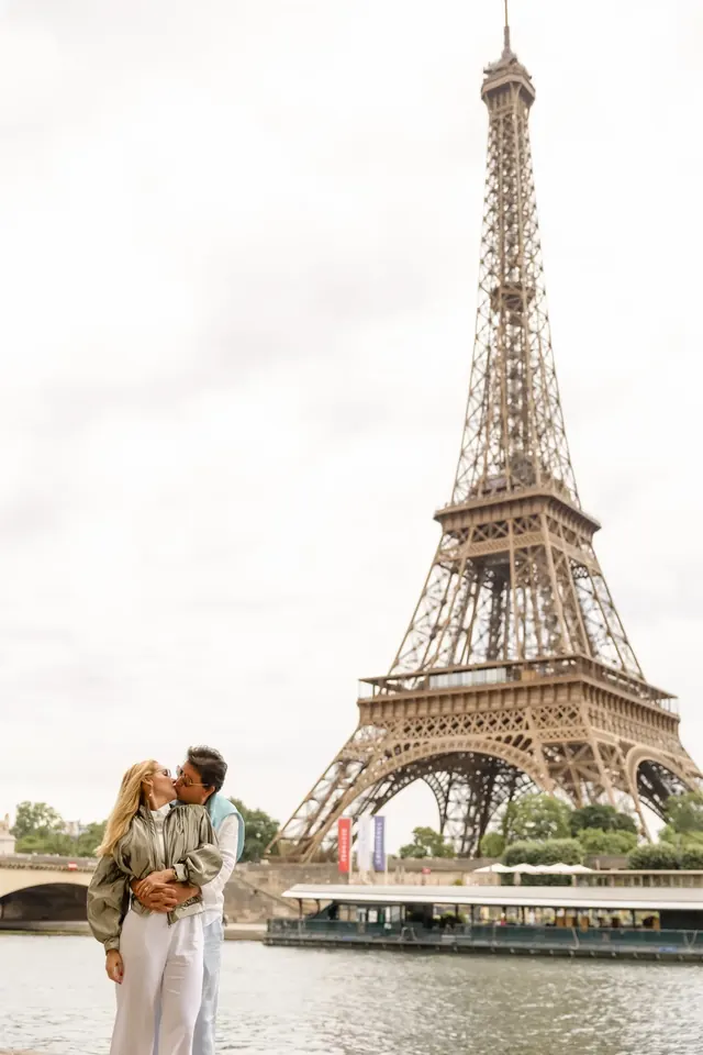 Thais e Marcos se beijando diante da Torre Eiffel