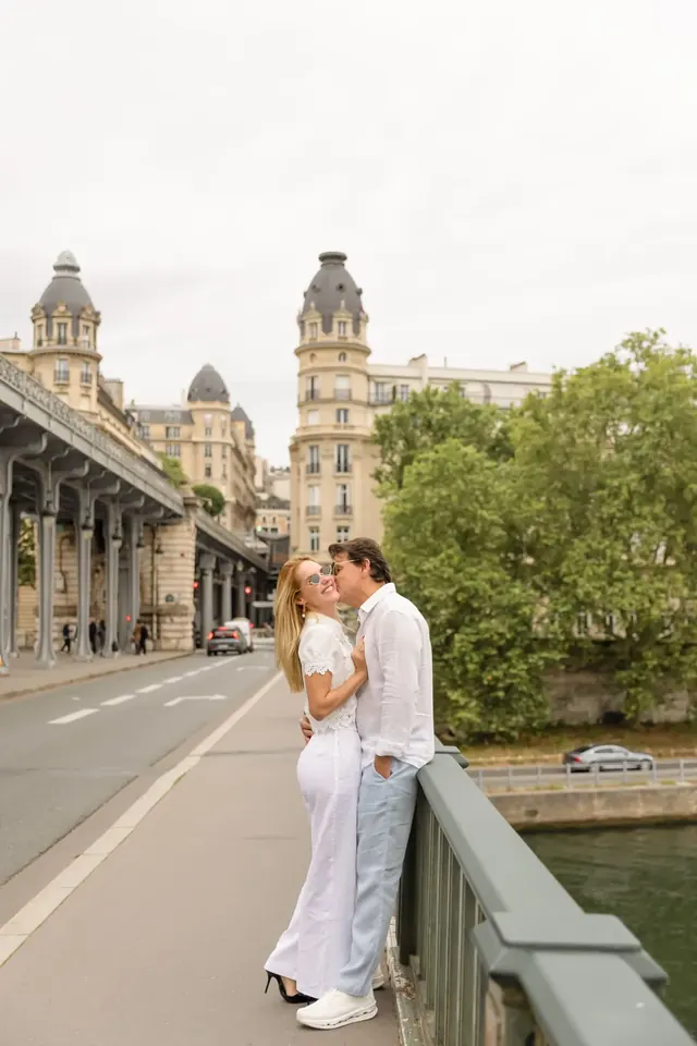Marcos beija o rosto de Thais em uma ponte de Paris